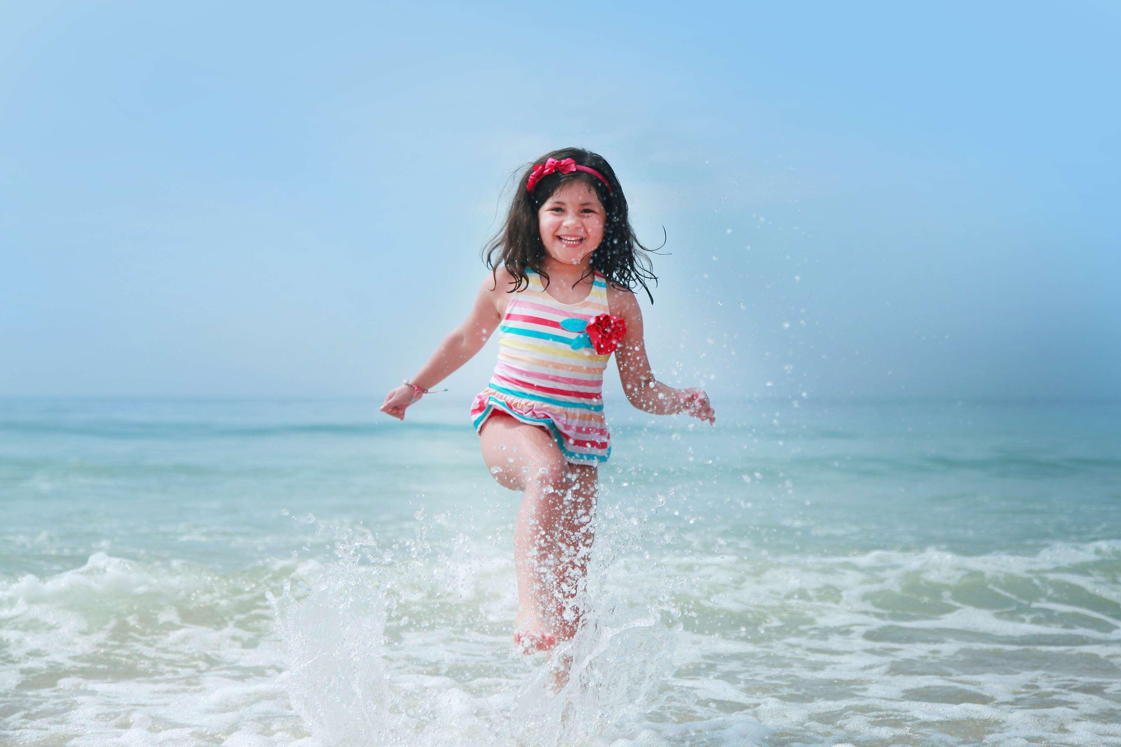Hilton Copacabana Rio De Janeiro Exteriér fotografie A child playing in the water