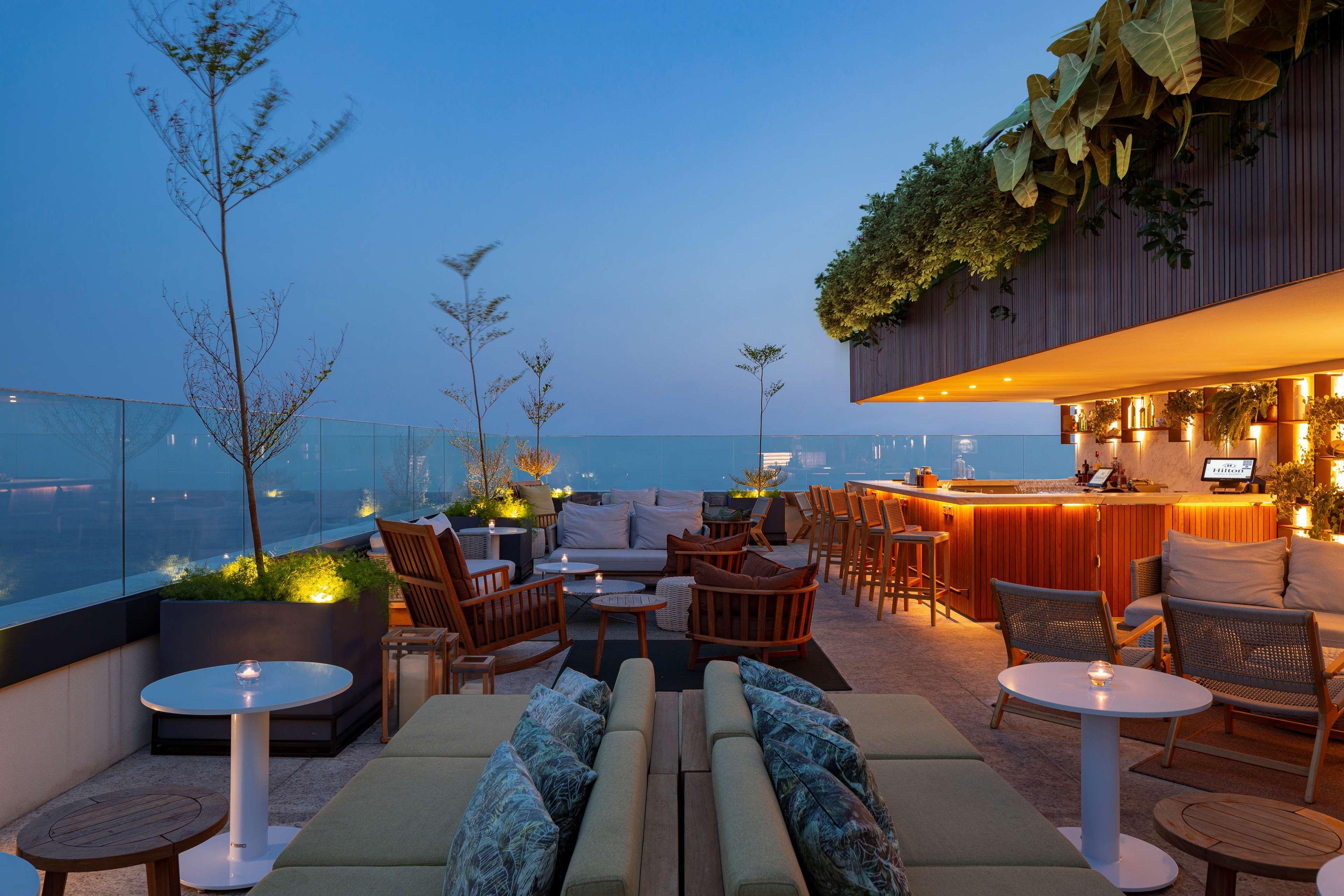 Hilton Copacabana Rio De Janeiro Exteriér fotografie The rooftop bar at the hotel