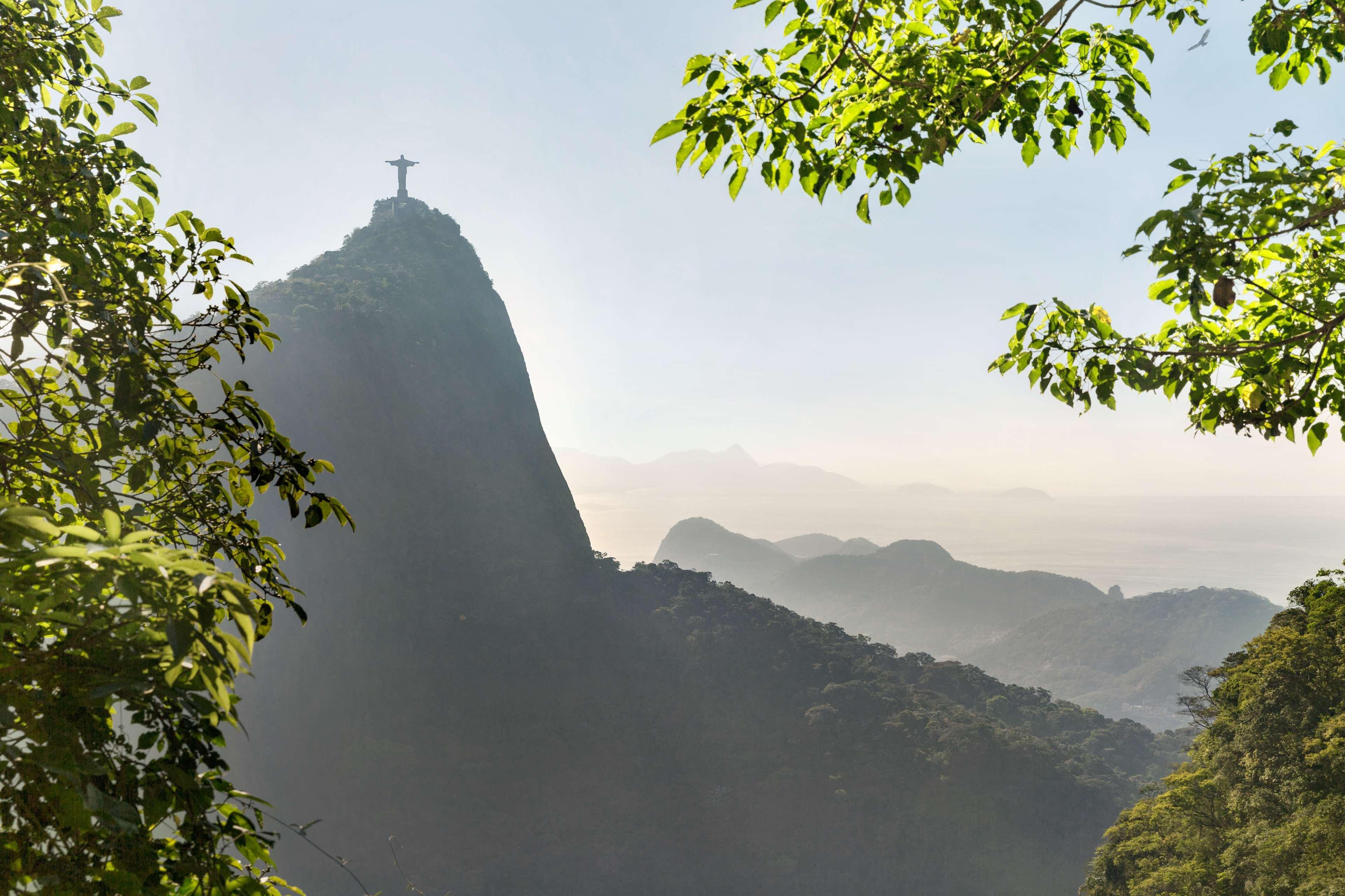 Hilton Copacabana Rio De Janeiro Exteriér fotografie The statue of Christ the Redeemer on top of Corcovado