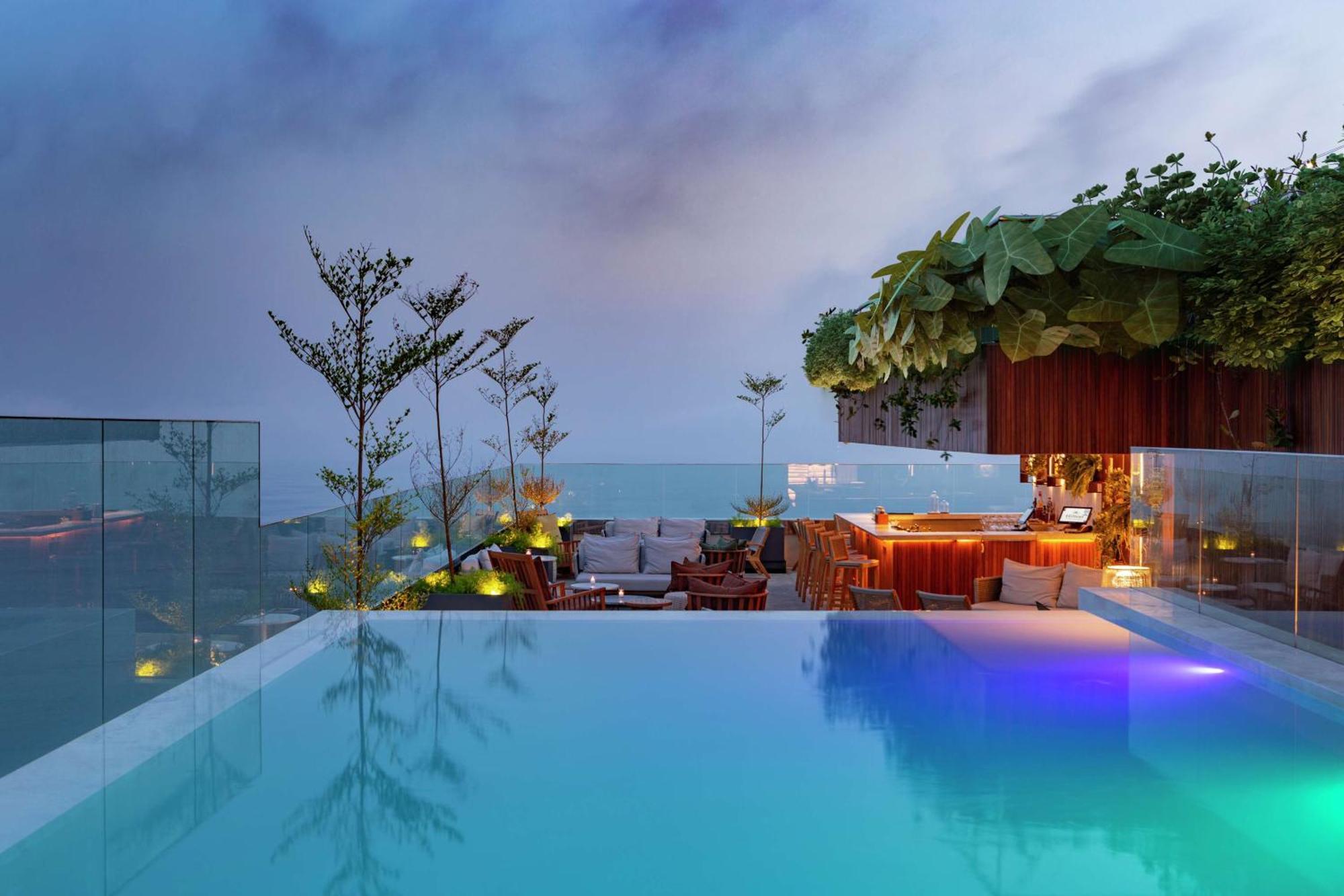 Hilton Copacabana Rio De Janeiro Exteriér fotografie The rooftop pool at the hotel